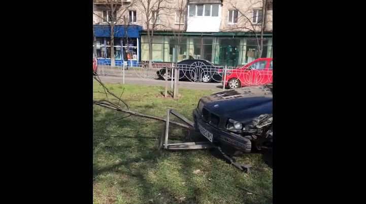 В Киеве BMW вырвало дерево (ВИДЕО)
