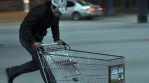 В Запорожье двое парней украли продуктовую тележку из супермаркета