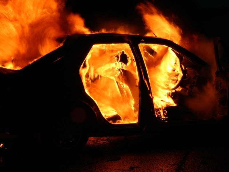 Под Киевом в ЖК дотла выгорело несколько автомобилей