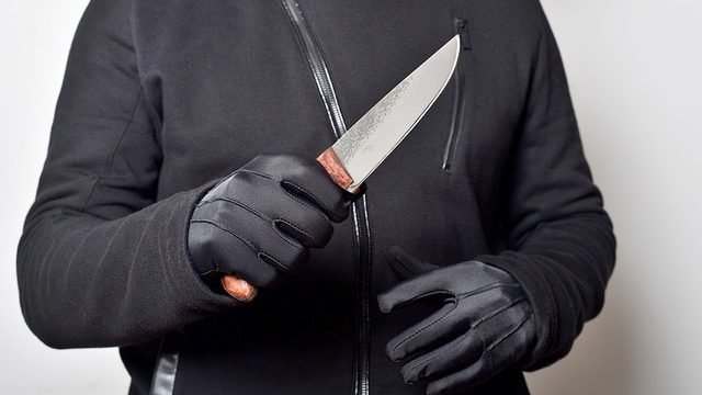 В Киеве россиянин с ножом ограбил пожилую женщину (ВИДЕО)