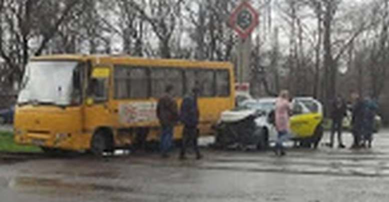 В Запорожье в ДТП "Богдана" и такси пострадали четыре человека