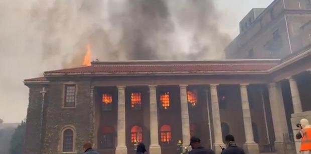Огонь охватил кампус Кейптаунского университета