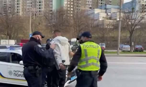В Киеве нетрезвый водитель убегал от полиции и бросался на автомобили (ФОТО)