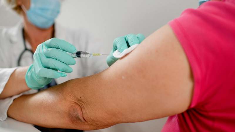 Девять британцев скончались за неделю после прививки вакциной AstraZeneca