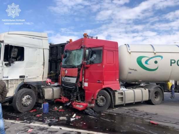 На трассе Киев – Чоп произошло ДТП с участием двух грузовиков