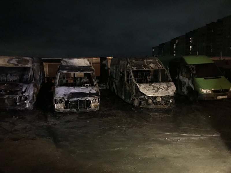 В Харькове на парковке горели микроавтобусы и пострадал мужчина