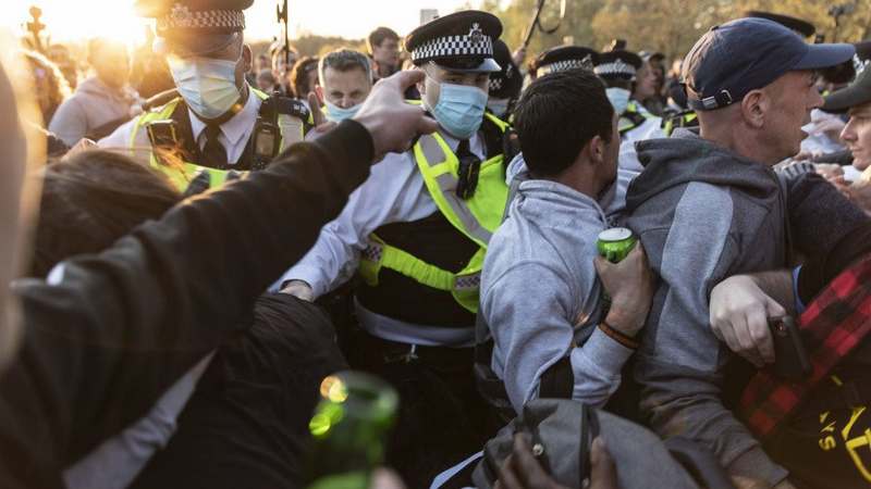 Восемь полицейских пострадали на акции протеста против COVID-ограничений в Лондоне