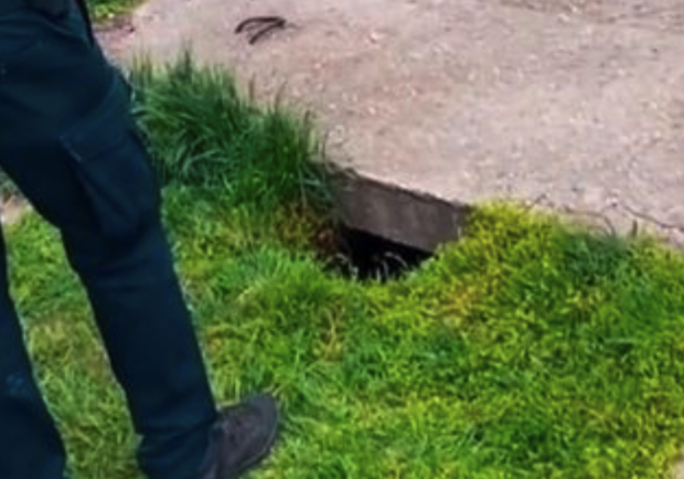 В Запорожье ребенок провалился в яму под бетонными плитами