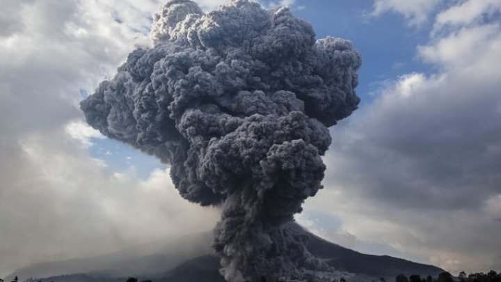 В Японии вулкан выбросил пепел на высоту более 2,3 км (ВИДЕО)