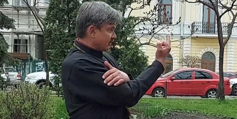 В Киеве пьяный священник приставал к девушкам (ВИДЕО)