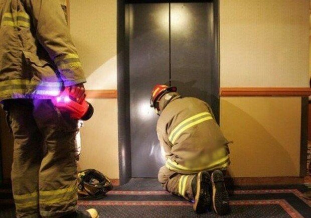 В Одессе сорвался лифт с людьми