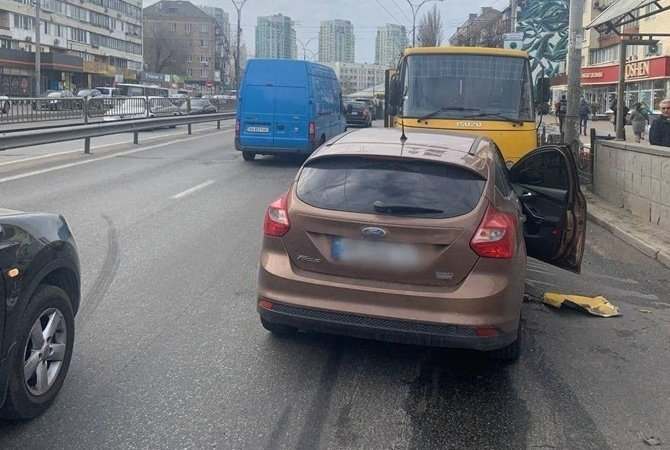 В Киеве иномарка врезалась в маршрутку, пострадала пассажирка автобуса (ВИДЕО)