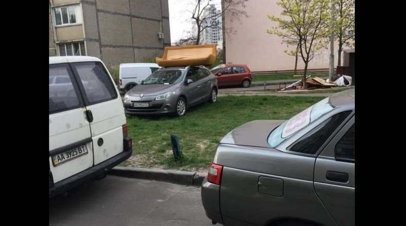 В Киеве с помощью дивана наказали «героя парковки» (ФОТО)