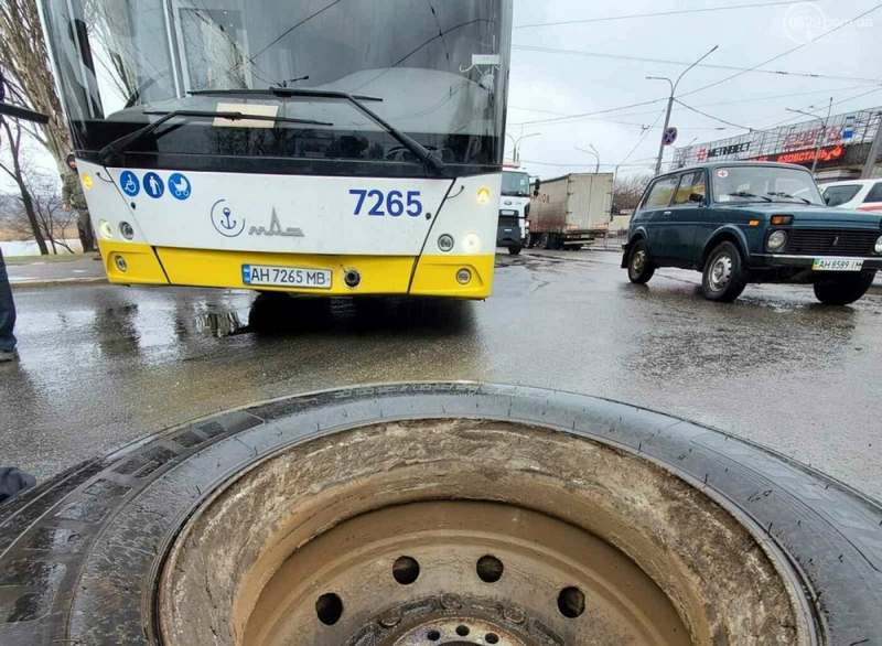 В Мариуполе колесо грузовика отлетело в автобус и легковушку