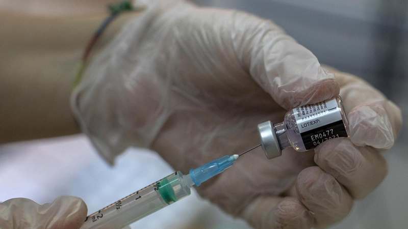 Во Франции 140 людям вместо вакцины Pfizer ошибочно укололи физраствор