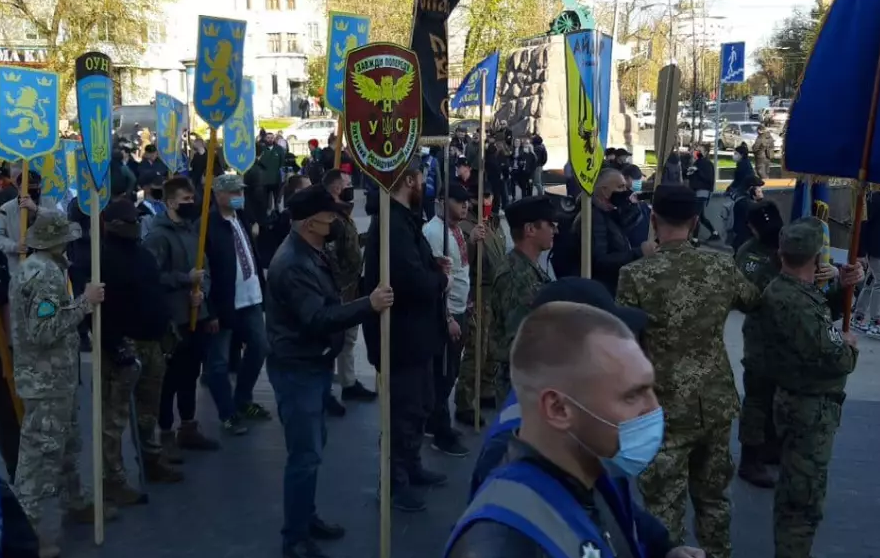 В Киеве наказали мужчину за нацистское приветствие на марше в честь дивизии СС "Галичина"