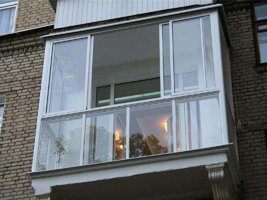 В Днепре мужчина вышел покурить на балкон и упал со второго этажа
