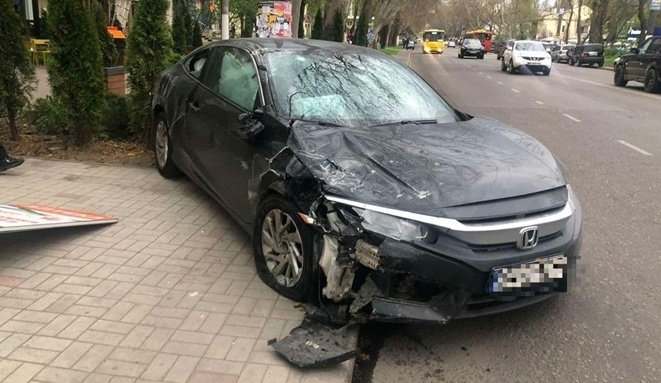 В Одессе машину отбросило на пешехода из-за ДТП (ВИДЕО)