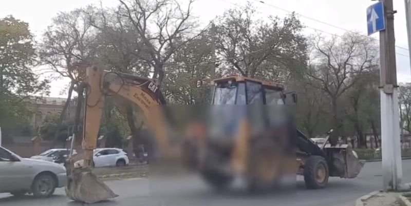 Одесский тракторист прославился, "прошагав" на ковше по улицам (ВИДЕО)
