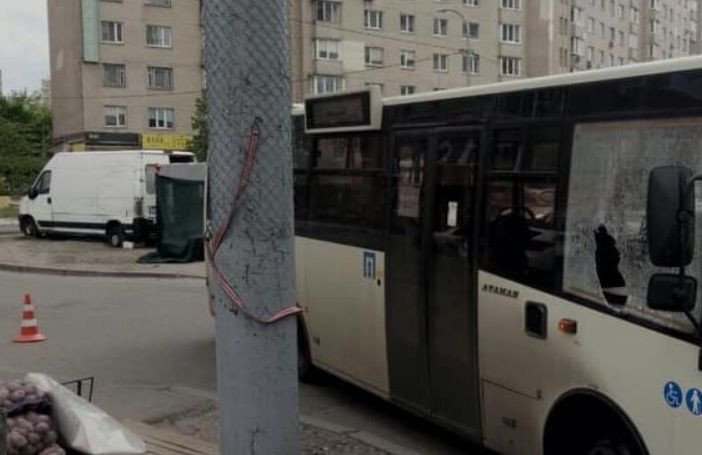 В Киеве водитель легковушки набросился на маршрутку