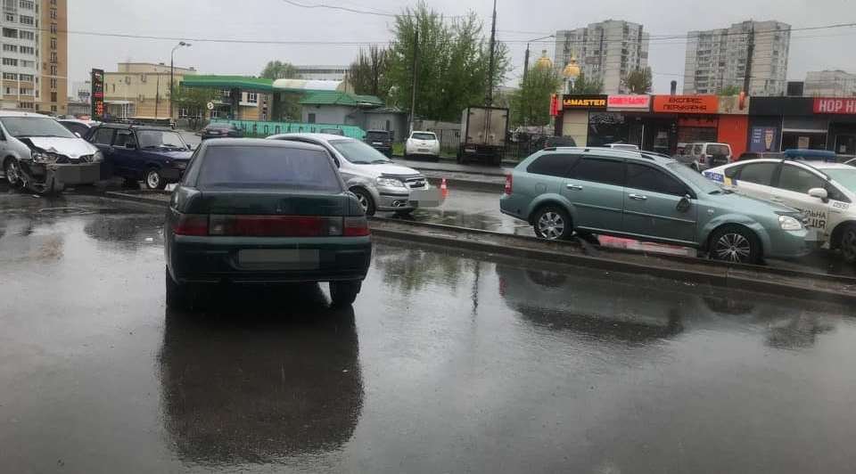 В Харькове столкнулись сразу семь машин