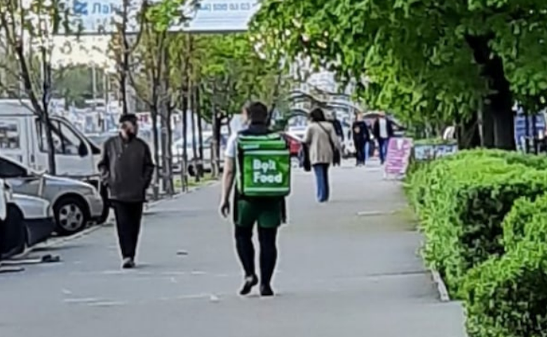 В Киеве мошенник под видом курьера службы доставки выманивает деньги у прохожих