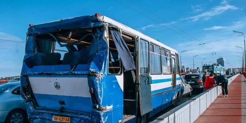 В Днепре на Новом мосту столкнулись два автобуса и легковушка (ВИДЕО)