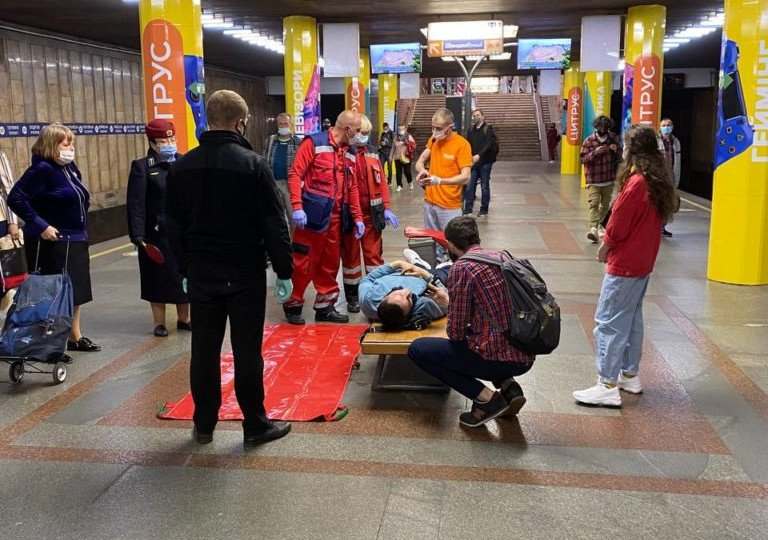В Киевском в метро неравнодушные пассажиры откачивали мужчину