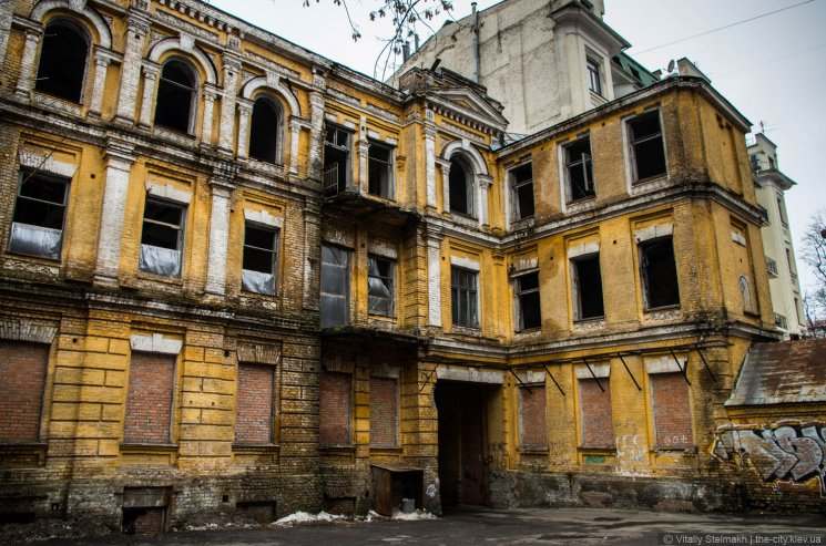 В Киеве подожгли исторический дом Сикорского (ФОТО)
