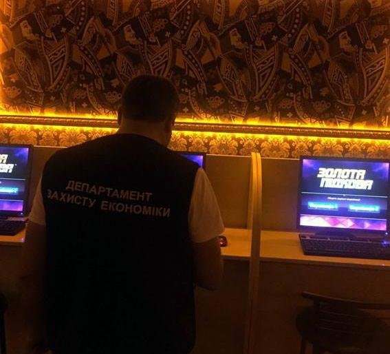 В Харькове полиция «накрыла» два нелегальных казино с десятками игровых автоматов и компьютеров