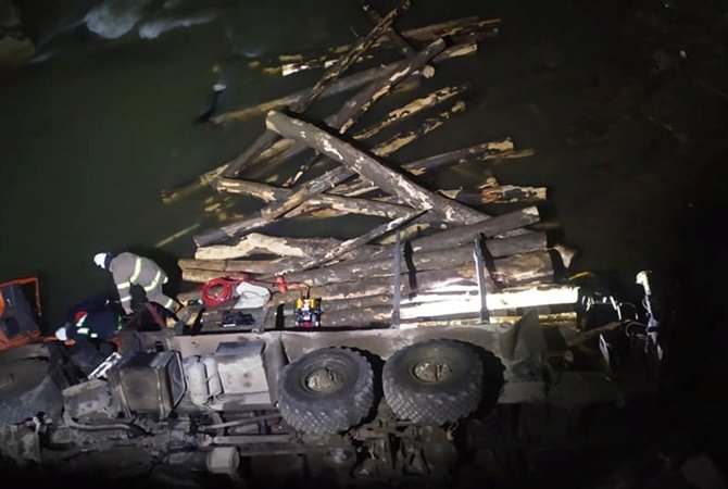Под Ивано-Франковском лесовоз упал с моста в реку, погибли двое