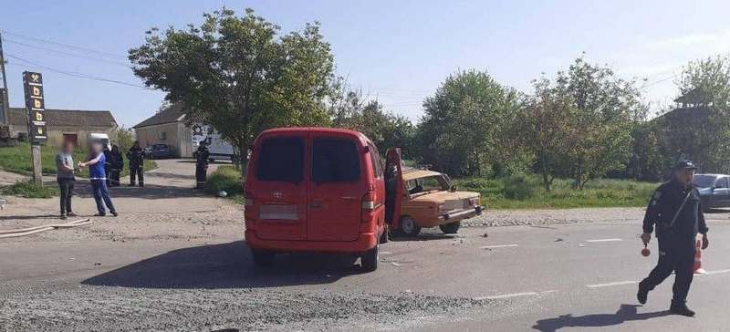 В Одесской области микроавтобус влетел в легковушку