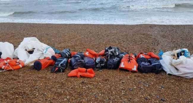 Жители Британии обнаружили на пляже почти тонну кокаина