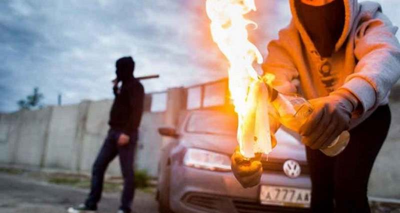 В Кривом Роге неизвестные в масках пытались поджечь автомобиль