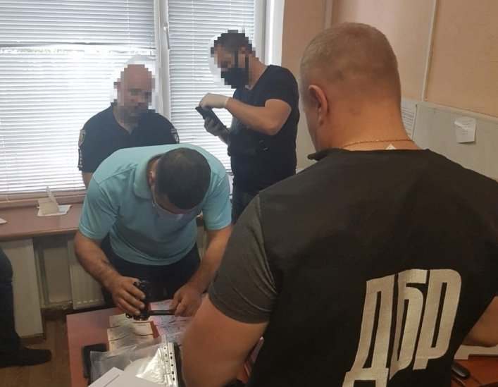 В Запорожской области полицейский установил «таксу» на согласование документов