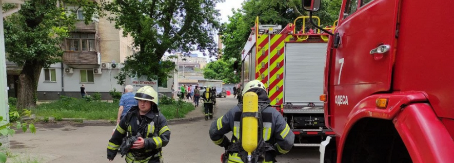 В Одессе прогремел взрыв в жилом доме и начался пожар (ФОТО)