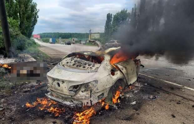 На Харьковщине автомобиль выехал на обочину, врезался в металлическую опору и загорелся