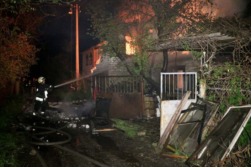 В Днепре ночью полностью сгорел двухэтажный дачный дом (ВИДЕО)