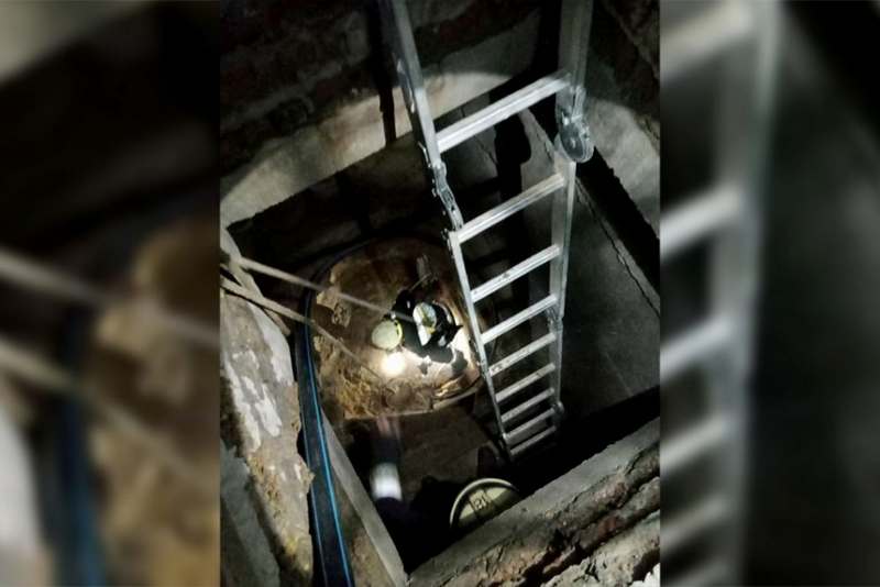 В Днепре спасатели откопали мужчину, провалившегося в яму (ВИДЕО)