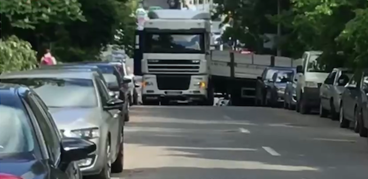 В Киеве на узкой улице застрял большой грузовик (ФОТО)