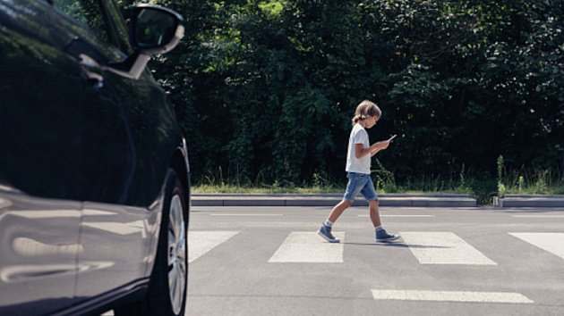 В Запорожье автомобиль сбил на пешеходном переходе 13-летнего мальчика