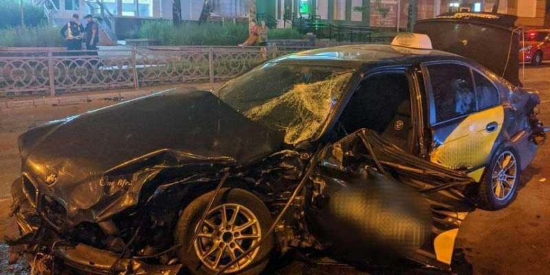 В Ровно внедорожник протаранил такси и сбил пешехода (ВИДЕО)