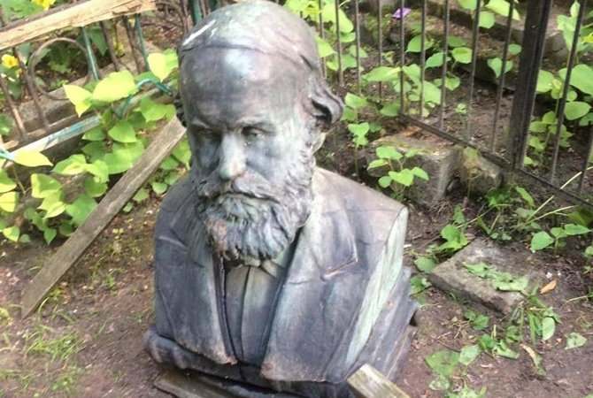 На Байковом кладбище Киева пытались украсть бюст с могилы украинского ученого