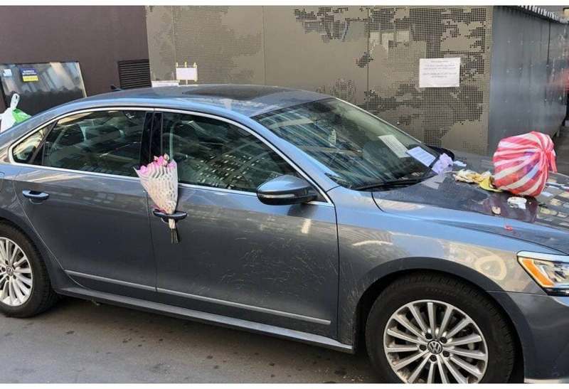 В Киеве водитель автомобиля перекрыл проход и получил "вознаграждение" (ФОТО)