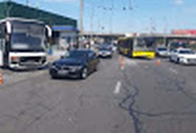 В Киеве столкнулись два автобуса: есть пострадавшие
