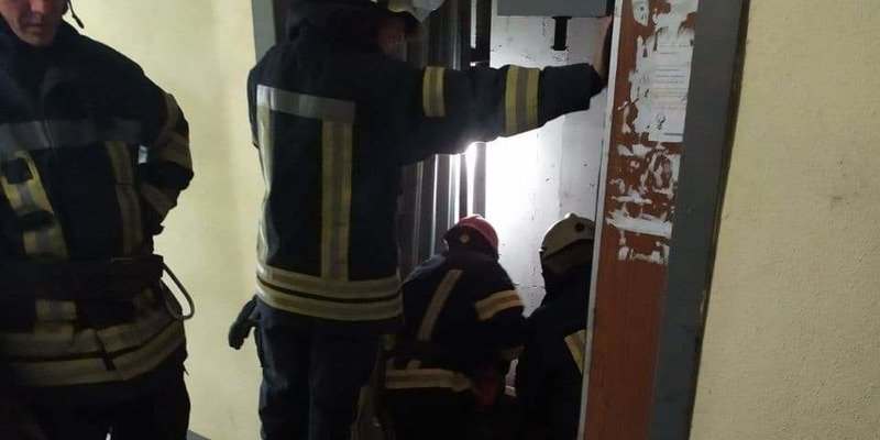 В Киеве спасатели обнаружили в лифтовой шахте тело мужчины