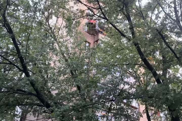В Киеве обрушилась часть балкона в жилом доме