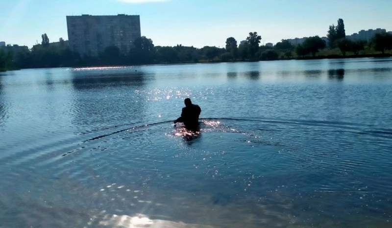 Киевские спасатели достали из озера труп женщины