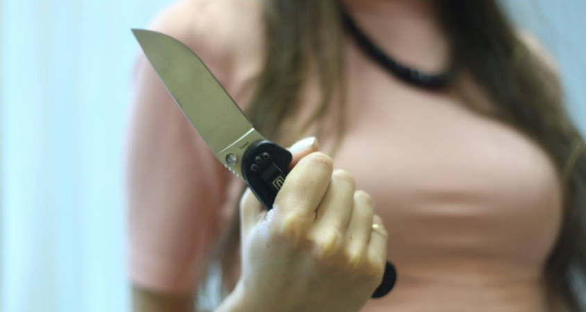 Под Днепром 17-летняя девушка изрезала себя ножом