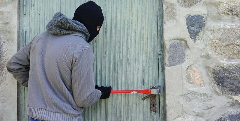В Киеве воры средь бела дня проникли к парню в квартиру и ограбили